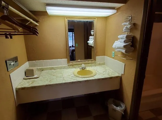 Gray Plaza Motel