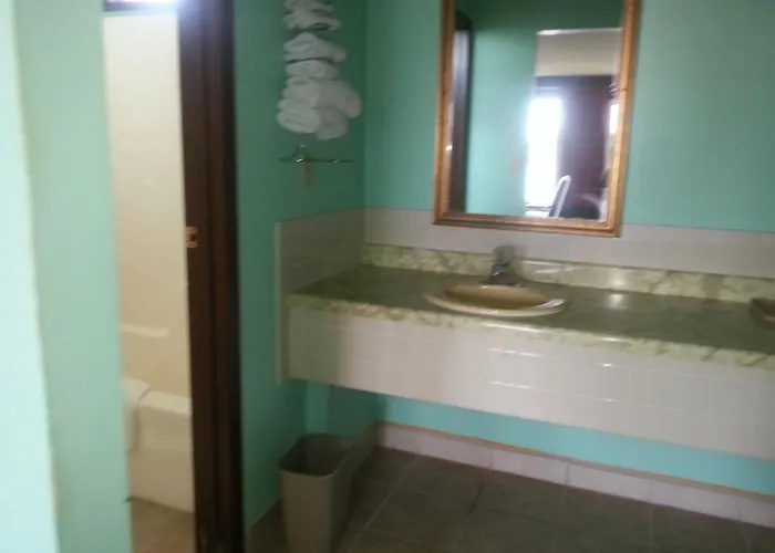 Gray Plaza Motel